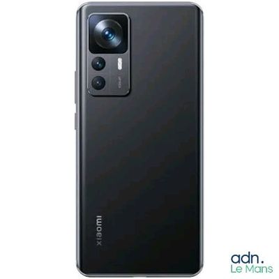 l'arrière d'un téléphone noir équipé d'un appareil photo