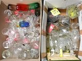 deux cartons remplis de bouteilles en plastique vides posés sur une table