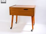 une petite table en bois avec un tiroir