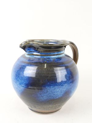 LA BORNE, XX-XXIe. Pichet en grès émaillé bleu.