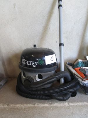 un aspirateur posé sur un plan de travail