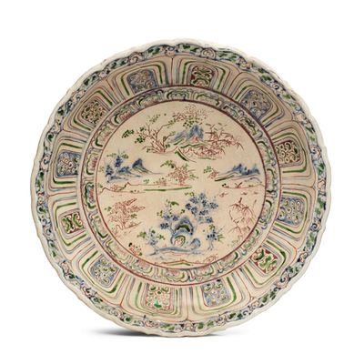 une image représentant une assiette décorative sur fond blanc