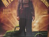 l'affiche d'un film mettant en scène un homme debout devant un camion vert