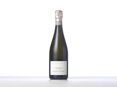 une bouteille de vin posée sur une table blanche