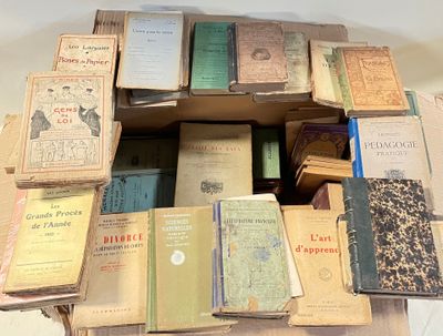 de nombreux livres anciens empilés les uns sur les autres sur une table