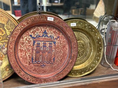 de nombreuses assiettes décoratives exposées dans une vitrine