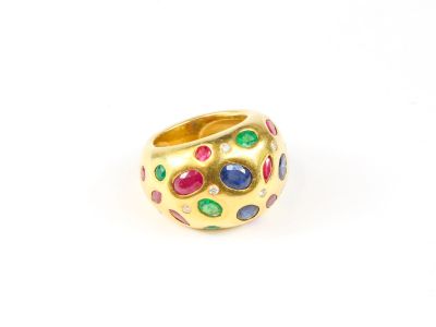 Large et importante bague jonc en or jaune sertie de rubis, …