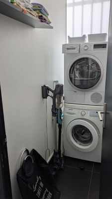 un lave-linge et un sèche-linge dans une petite pièce