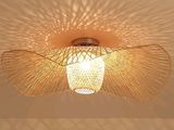 une lampe suspendue au plafond de la pièce