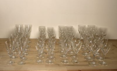 un grand nombre de verres à vin vides posés sur une table