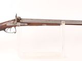 un vieux fusil avec un canon en bois sur fond blanc