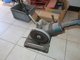 a machine that is sitting on the floor in a room