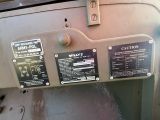 un gros plan sur les commandes d'un véhicule militaire