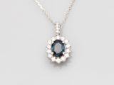 un pendentif composé d'un saphir bleu et de diamants, monté sur une chaîne