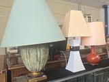 deux lampes posées sur une table dans une pièce