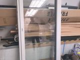 une photo d'une pièce où se trouvent de nombreux cartons et une porte