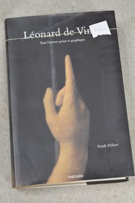 quelqu'un est en train d'écrire un livre, un crayon à la main