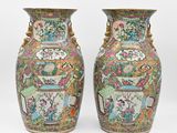 paire de vases chinois ornés d'oiseaux et de fleurs sur fond blanc