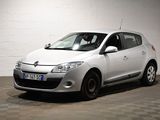 la photo d'une petite voiture blanche garée dans un garage