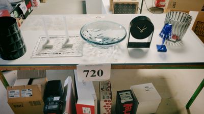 une table sur laquelle est posé un saladier en verre, dans un magasin