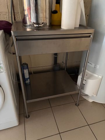 Petite table inox Ikéa tablette d’entrejambe, tiroir en ceinture....