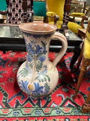 un vase posé sur un tapis dans une pièce
