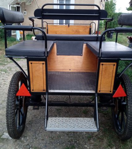 WAGONNETTE 6 PLACES. Marque Dominiak N° de Série : ZD1304-07420. ...