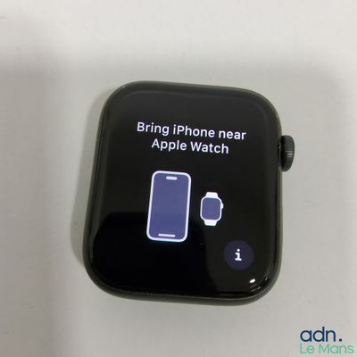 une Apple Watch noire posée sur une table blanche