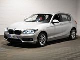 une photo d'une BMW blanche garée dans un garage
