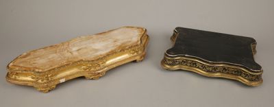 deux pièces de marbre doré et noir placées l'une à côté de l'autre