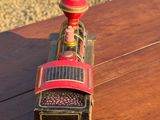 un petit train miniature posé sur une table en bois
