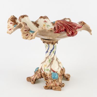 un bol décoratif orné d'un poisson sur fond blanc