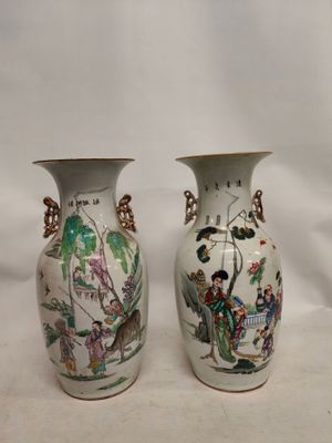 Deux vases en pendant en porcelaine polychrome à décor peint…