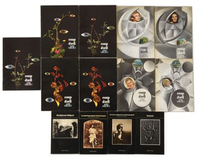 plusieurs livres sur lesquels figurent des images de femmes et de fleurs, posés sur une surface blanche