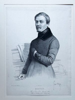 portrait d'un homme vêtu d'un manteau noir, tenant un stylo et une feuille de papier