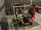 une photo d'un simulateur de course automobile dans un garage