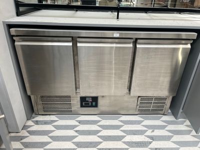 un réfrigérateur en acier inoxydable dans un coin de la cuisine