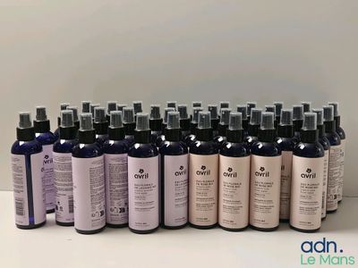 un gros plan sur un lot de bouteilles contenant un liquide posées sur une table