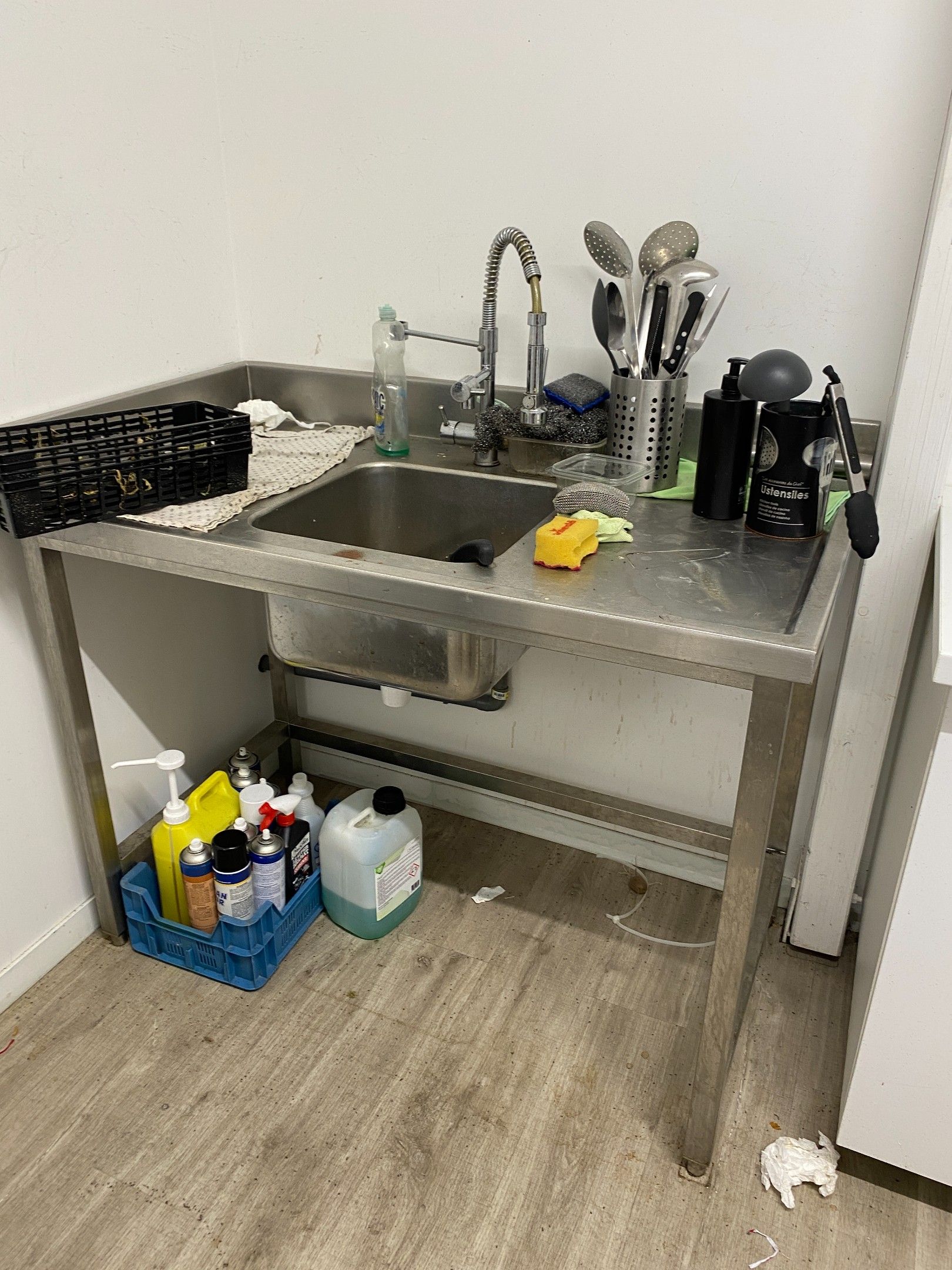 Une plonge en inox à 1 bac et 2 égouttoirs, avec douchette