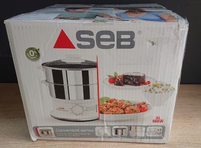 une boîte de nourriture posée sur une table