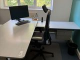 un bureau équipé d'un ordinateur et d'un moniteur