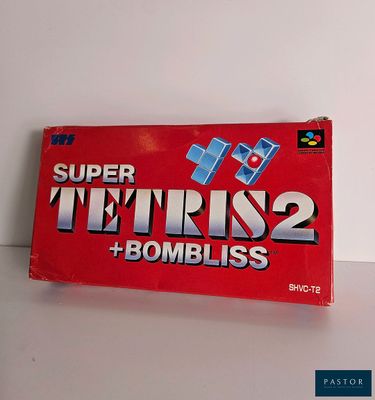 une image montrant une boîte de « Super Tetris 2 » et des bombes posées sur une table