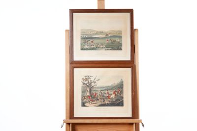 deux tableaux posés sur un chevalet en bois, sur fond blanc
