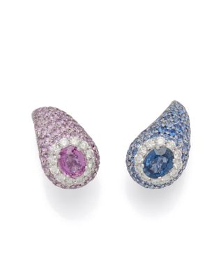 une paire de boucles d'oreilles en saphir, roses et bleues