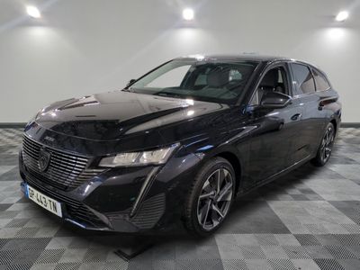 la photo d'une voiture noire garée dans un garage