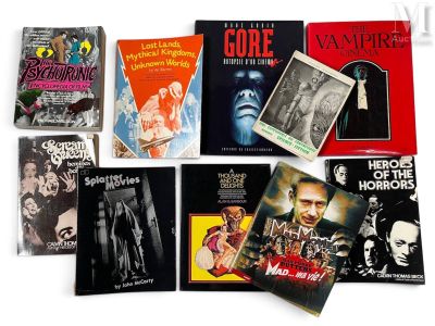 un grand nombre de livres posés sur une table
