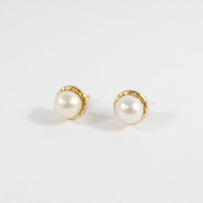 une paire de boucles d'oreilles à perles sur fond blanc