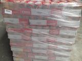 une grande pile de cartons de denrées alimentaires posée sur une palette
