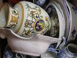 une boîte en carton remplie de toutes sortes de tasses et de soucoupes