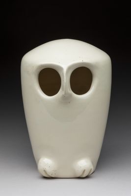un vase blanc avec deux trous au milieu